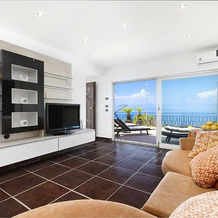 Amore Rentals - Casa Augusta A Сорренто Экстерьер фото